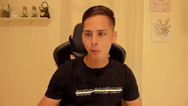 sexy andres01 online show from May 14, 1:41 pm