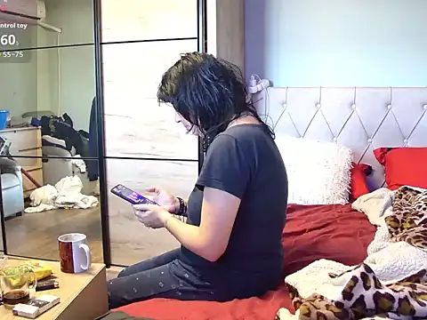 tess1980 online show from February 25, 6:02 am