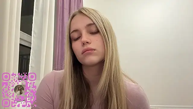 Snapshot of DebiCoppolino chatting on February 24, 7:37 pm DebiCoppolino online show from February 24, 7:37 pm