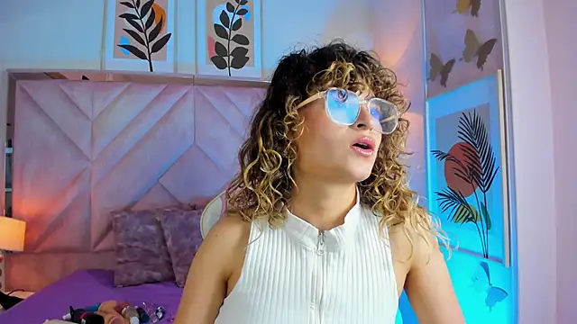 emilyjonesss  online show from March 26, 7:45 pm