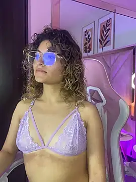 emilyjonesss  online show from April 10, 9:55 pm