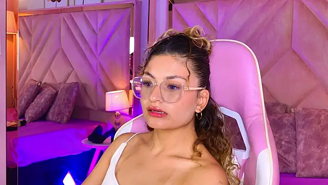 emilyjonesss  online show from April 9, 8:26 pm