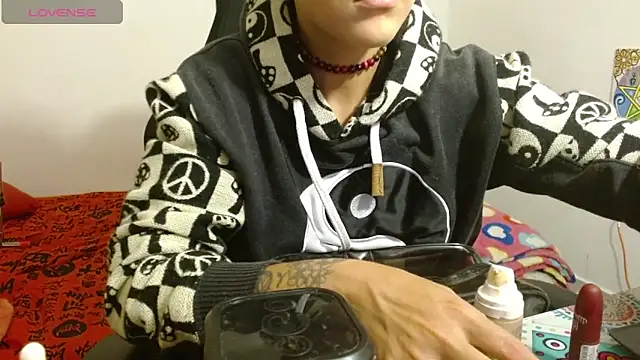 Divinejewel69 online show from April 14, 9:58 am