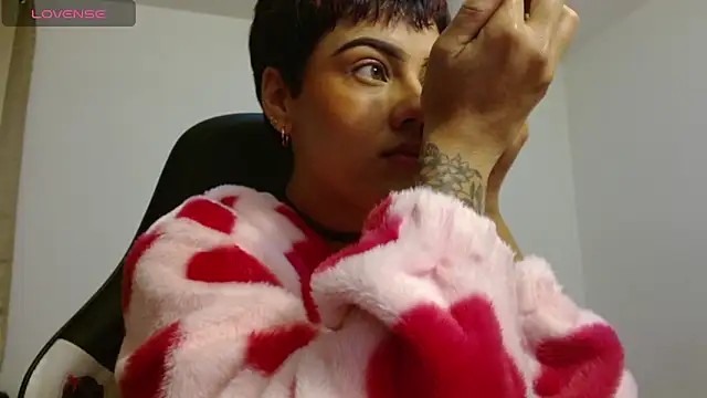 Divinejewel69 online show from March 28, 7:53 am