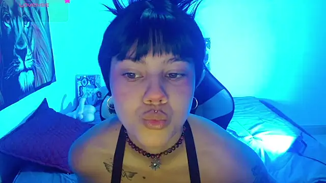 Divinejewel69 online show from July 8, 9:32 am