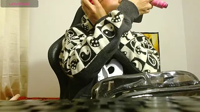 Divinejewel69 online show from April 13, 8:18 am