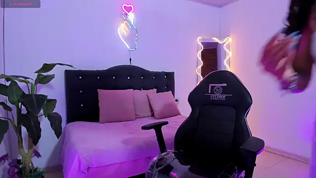 LINDSAY TAY online show from April 9, 3:30 am