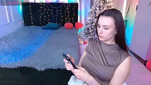 Vivian Wee online show from February 27, 9:14 pm