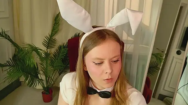 Sophie Peach  online show from April 7, 2:19 pm