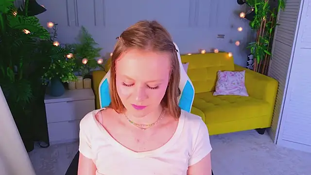 Sophie Peach  online show from May 26, 3:32 pm