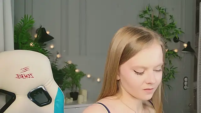 Sophie Peach  online show from March 23, 2:28 pm