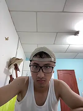 Snapshot of Gonzalogz chatting on April 5, 6:58 pm Gonzalogz online show from April 5, 6:58 pm