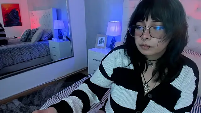 Ivi jones  online show from April 9, 8:15 pm