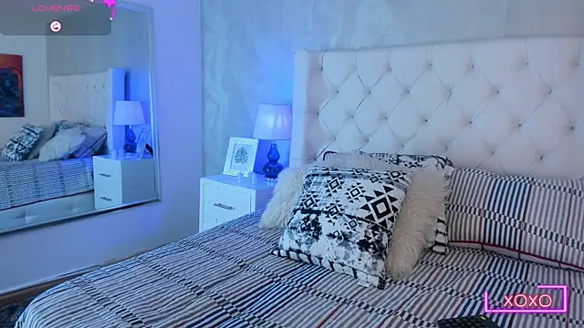 Ivi jones  online show from April 5, 8:15 pm