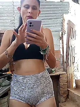 Snapshot of yuliitza4 chatting on June 12, 3:10 pm yuliitza4 online show from June 12, 3:10 pm