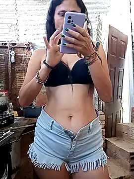 Snapshot of yuliitza4 chatting on April 24, 2:08 pm yuliitza4 online show from April 24, 2:08 pm