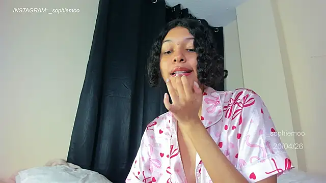 Sophiemoo  online show from April 20, 1:13 pm