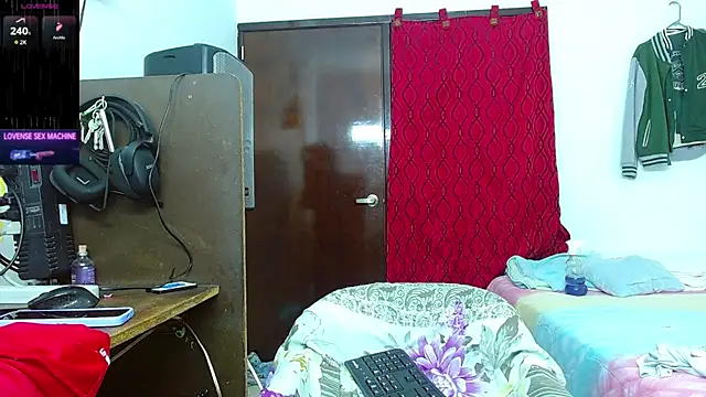 Snapshot of scarlet_johannson19 chatting on July 9, 3:07 am scarlet johannson19 online show from July 9, 3:07 am