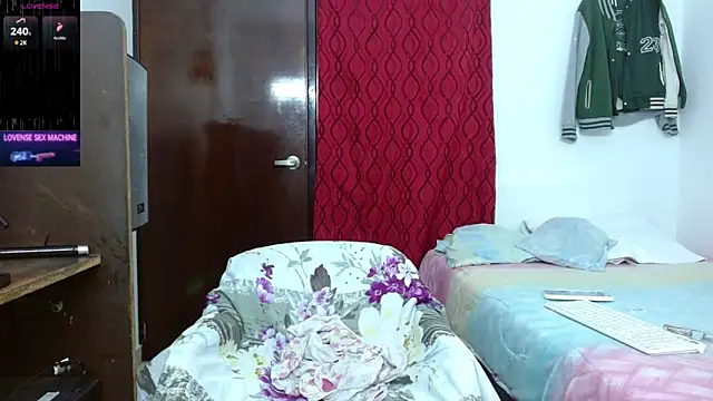 Snapshot of scarlet_johannson19 chatting on June 21, 3:01 am scarlet johannson19 online show from June 21, 3:01 am