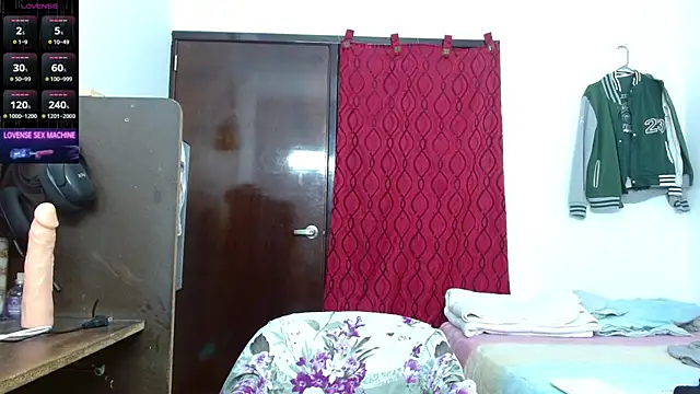 Snapshot of scarlet_johannson19 chatting on June 22, 3:01 am scarlet johannson19 online show from June 22, 3:01 am