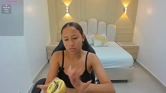 LESLYSIMPSON online show from May 25, 7:34 pm