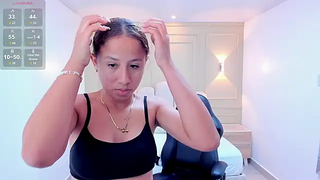 LESLYSIMPSON online show from May 16, 7:35 pm