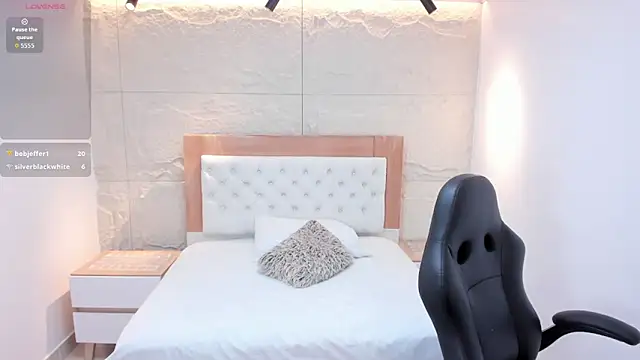 LESLYSIMPSON online show from April 15, 7:58 pm