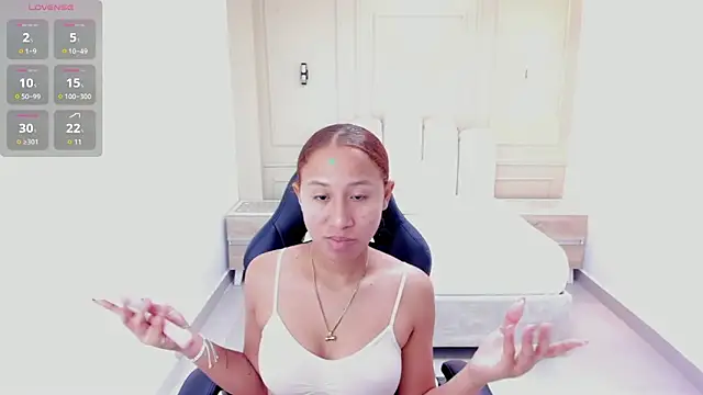 LESLYSIMPSON online show from April 8, 7:26 pm