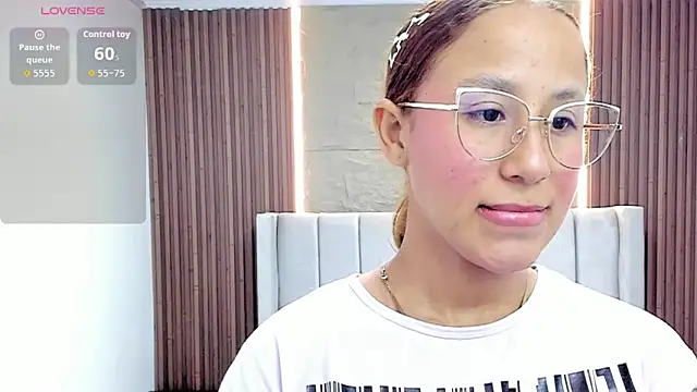 LESLYSIMPSON online show from March 20, 7:59 pm