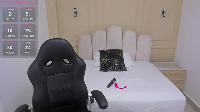 LESLYSIMPSON online show from March 31, 7:27 pm