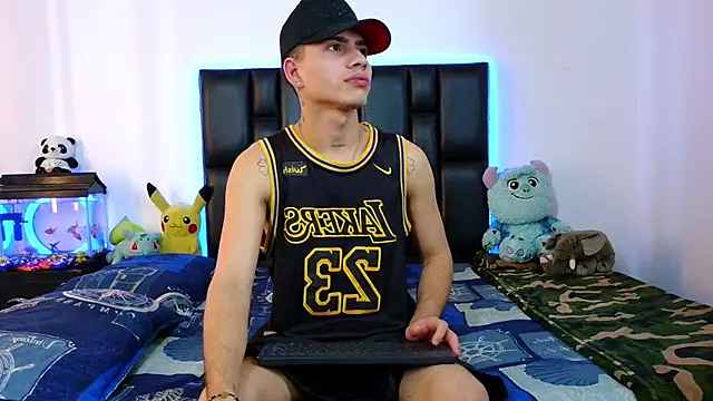 Dereek Hot online show from February 26, 9:37 pm