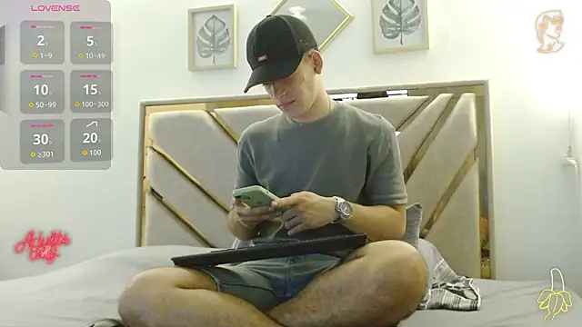 oliver   saint online show from April 2, 12:07 am