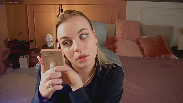 Glow Margo online show from April 11, 1:02 am