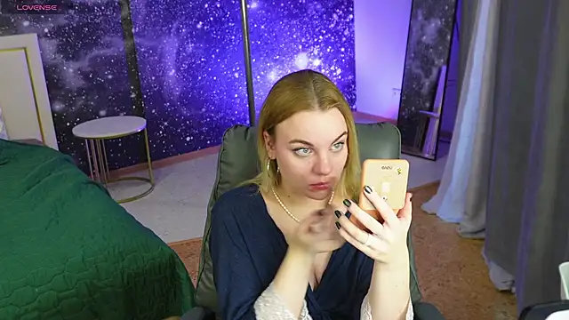 Glow Margo online show from April 8, 1:07 am