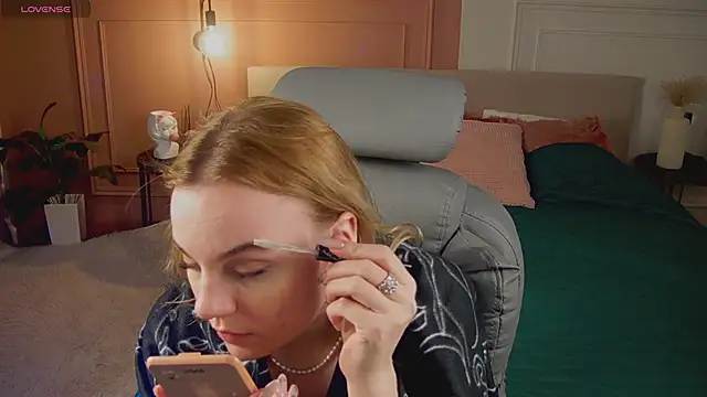 Glow Margo online show from April 12, 1:09 am