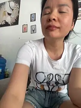 Snapshot of Ivy_Trix2 chatting on May 17, 8:03 am Ivy Trix2 online show from May 17, 8:03 am