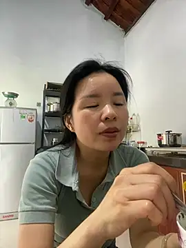 Snapshot of Ivy_Trix2 chatting on May 6, 2:37 am Ivy Trix2 online show from May 6, 2:37 am