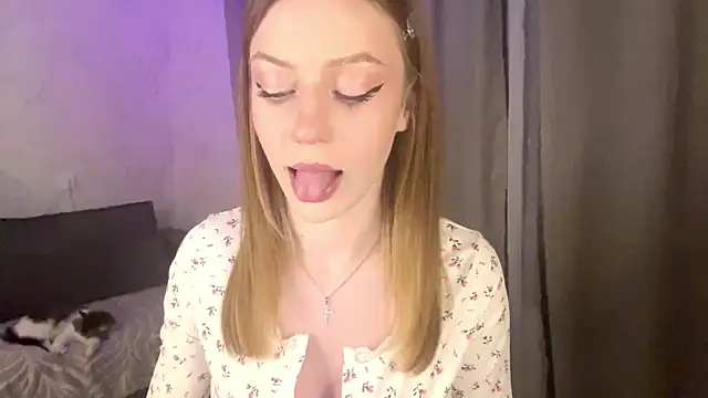 Snapshot of Rosalielue chatting on June 6, 7:52 pm Rosalielue online show from June 6, 7:52 pm