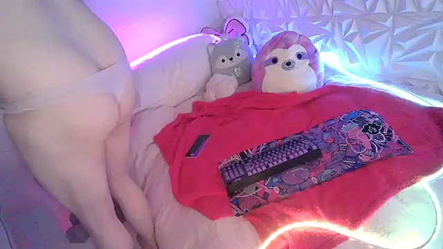 Snapshot of Moongirl117 chatting on March 1, 2:17 pm Moongirl117 online show from March 1, 2:17 pm