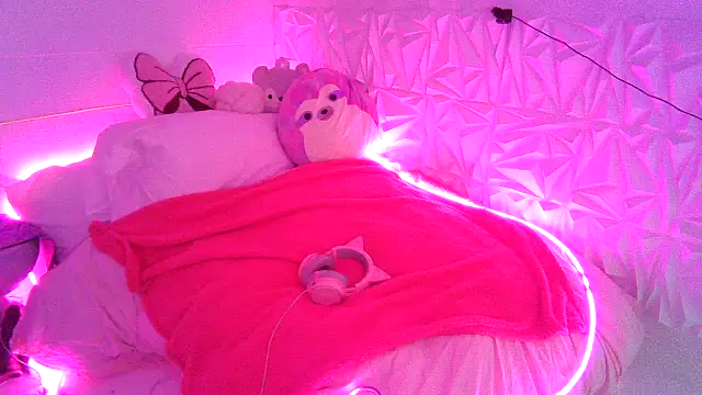 Snapshot of Moongirl117 chatting on February 28, 4:39 pm Moongirl117 online show from February 28, 4:39 pm