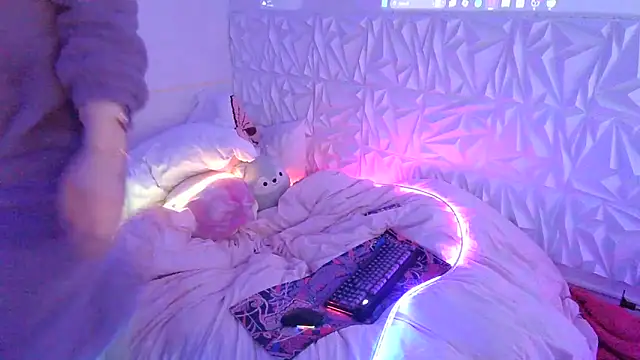 Snapshot of Moongirl117 chatting on March 3, 5:25 am Moongirl117 online show from March 3, 5:25 am