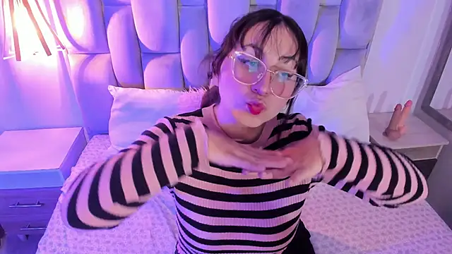 Maddie-LesYoux online show from March 31, 12:07 pm