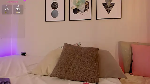 ariavelvet  online show from April 19, 3:18 am