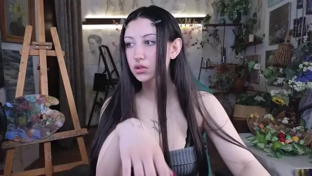 Snapshot of EffieMeowley chatting on April 11, 9:24 am EffieMeowley online show from April 11, 9:24 am