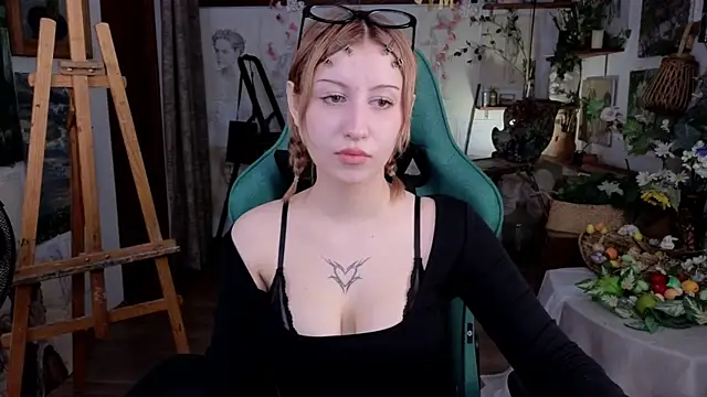 Snapshot of EffieMeowley chatting on March 27, 4:54 am EffieMeowley online show from March 27, 4:54 am