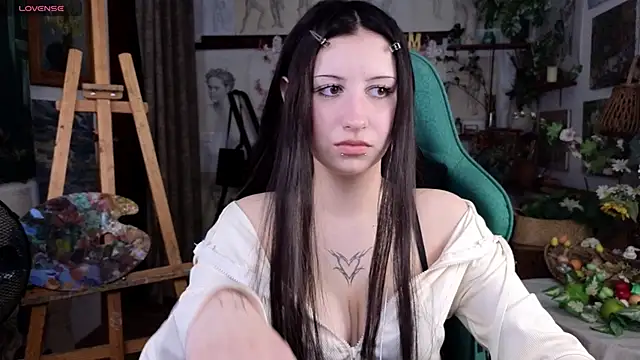Snapshot of EffieMeowley chatting on April 13, 9:35 am EffieMeowley online show from April 13, 9:35 am