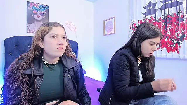 valeria and zoe online show from April 8, 1:34 pm