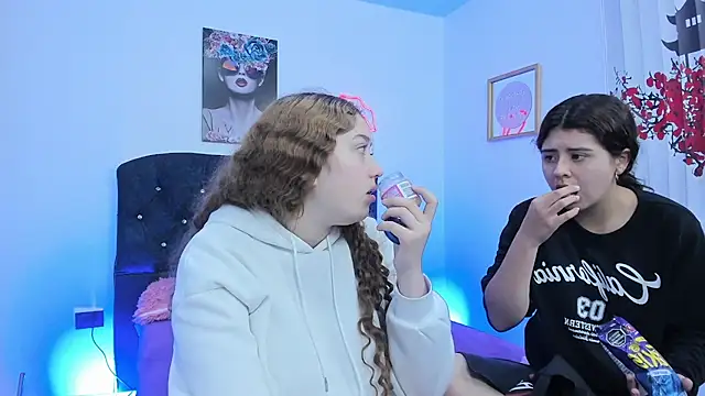 valeria and zoe online show from March 11, 2:33 pm