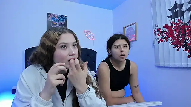 valeria and zoe online show from March 18, 1:46 pm