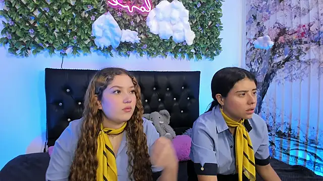 valeria and zoe online show from April 15, 3:27 pm